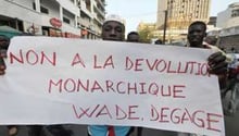 Des hommes manifestent à Dakar contre la candidature de Wade, le 23 février 2012. © AFP