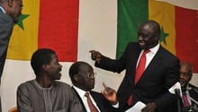 Idrissa Seck (2e D), Ousmane Tanor Dieng (G),et Moustapha Niasse,le 4 février 2012 à Dakar. © AFP