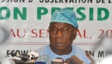 Olusegun Obasanjo a écourté sa conférence de presse, samedi soir. © AFP