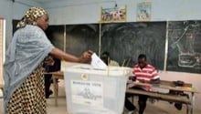 Une Sénégalaise vote lors du 2e tour de la présidentielle,le 25 mars 2012 près de Dakar. © AFP