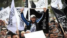 Des salafistes tunisiens manifestent pour l’application de la Charia. © AFP