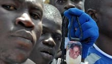 Des partisans de Cheikh Bethio Thioune (en portrait sur le médaillon), le 25 mars à Dakar. © AFP