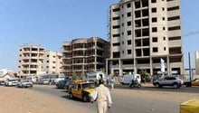 Une photo prise le 28 janvier 2010 montre un immeuble vide dans un quartier résidentiel de Dakar. © AFP