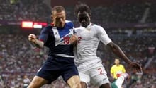 Craig Bellamy, ici à la lutte avec Saliou Ciss, a ouvert le score contre le Sénégal. © Reuters