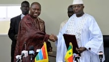 Les ministres sénégalais et gambien des Affaires étrangères procèdent vendredi à Dakar à la signature d’un mémorandum d’entente portant sur la construction d’un pont sur le fleuve Gambie. © AHOUNOU/APANEWS