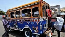 Un des nombreux « cars rapides » circulant à Dakar. © AFP