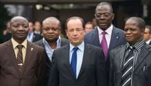 François Hollande entouré de membres d’ONG congolaises, le 13 octobre 2012 à Kinshasa. © Bertrand Langlois/AFP