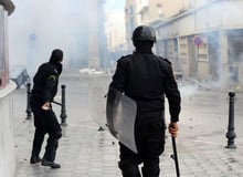 Tunisie: un policier tué dans les affrontements à Tunis © AFP