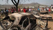 Les traces d’un attentat revendiqué par Boko Haram, près d’Abuja, en décembre 2012. © AFP/Getty Images