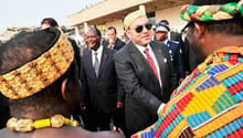 Le roi accueilli par le président Ouattara et des chefs traditionnels, à Abidjan, le 19 mars. © Issouf Sanogo/AFP