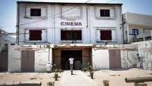 Le Christa, l’une des rares salles encore en activité à Dakar. © Sylvain Cherkaoui pour J.A.