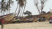 Kayar, sa plage, ses pêcheurs… sa raffinerie. DR