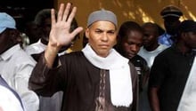 Karim Wade lors de son arrestation, le 15 avril 2013 à Dakar. © AFP