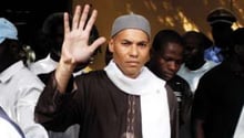 Le 15 avril à Dakar. Karim Wade est emmené par les gendarmes. © AFP