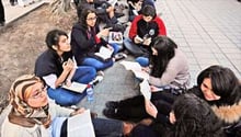 Séance de lecture collective, avenue Bourguiba, à Tunis. © AFP
