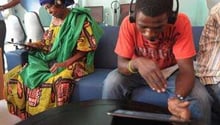 Des clients utilisent des tablettes le 28 mai 2013 dans le tabletcafé de Médoune Seck. © AFP