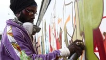 Le graffeur sénégalais Docta. © Maximin Costa