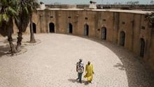 Dialo Diop et Ibrahim Paye, dit Jacky (à g.), deux anciens détenus, sont revenus sur les lieux de © Sylvain Cherkaoui pour J.A.