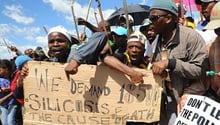 Des mineurs manifestent à Carletonville, en Afrique du Sud, le 18 octobre 2012. © AFP