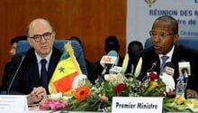 Le Premier ministre du Sénégal Abdoul Mbaye (d), lors d’une conférence de presse à Dakar. © AFP