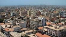 Dakar, la capitale sénégalaise. L’accélération de l’activité serait soutenue par les investissements en infrastructures et l’activité d’extraction minière. DR