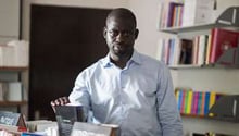 Économiste, philosohe, écrivain, poète… Felwine sarr est aussi musicien. © Sylvain Cherkaoui pour J.A.