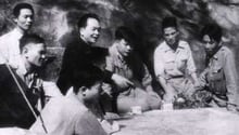 Vô Nguyên Diap, avec son état-major, pendant la bataille de Diên Biên Phu, en mai 1954. © AFP