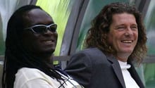 Bruno Metsu avec son assistant Jules Bocandé lors du Mondial 2002, le 16 juin 2002 à Corée du Sud © AFP