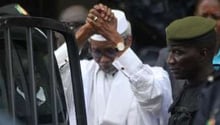 L’ancien dirigeant tchadien Hissène Habré, escorté par des militaires à Dakar le 2 juillet 2013. © AFP