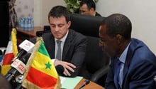 Manuel Valls, et son homologue sénégalais Abdoulaye Diallo, à Dakar le 15 novembre 2013. © AFP