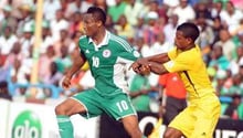 Mikel Obi (g), du Nigeria, contre l’Ethiopie en barrage retour qualificatif, le 16 novembre. © AFP