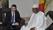 Ibrahim Boubacar Keita (d) et le ministre français de l’Intérieur, Manuel Valls, le 17 novembre. © AFP