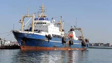 Le chalutier russe Oleg Naydenov dans le port de Dakar, le 5 janvier 2014. © AFP