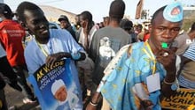 Des militants massés devant le siège du Parti démocratique sénégalais, à Dakar. © SEYLLOU / AFP