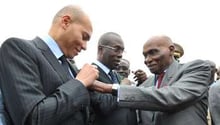 Karim Wade (g) et son père Abdoulaye Wade, le 11 janvier 2011 à Dakar. © AFP