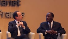 Les présidents français et ivoiriens, le 4 décembre 2013, à Paris, lors de la conférence de Bercy pour un nouveau partenariat économique entre l’Afrique et la France. © Camille Millerand/JA