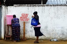 Ebola: la Côte d’Ivoire ouvre des couloirs humanitaires avec la Guinée et le Liberia © AFP