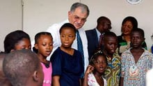Kamel Morjane en compagnie de jeunes réfugiés subsahariens, le 14 décembre 2002, à Abidjan. © Georges Gobet/AFP