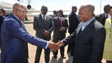 Jacob Zuma (g) est accueilli par Thomas Thabane, le 9 septembre 2014 à l’aéroport de Moshoshoe. © AFP