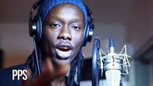 Le rappeur PPS, qui participe au clip de « Y’en a marre » contre le virus Ebola. © Capture d’écran/Youtube