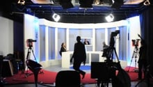 L’animateur Samba Sine, alias Kouthia, sur le plateau de son émission Kouthia Show, le 31 mars 2011, à Dakar, Sénégal. © Émilie Régnie