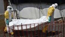 Des médecins transportent le corps d’une victime d’Ebola à Monrovia, le 27 septembre 2014. © AFP