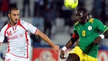 Le Tunisien Stéphane Nater (g) lors d’un match de qualifications pour la CAN 2015. © AFP