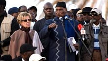 Abdoulaye Wade aux côtés de sa femme Viviane, sur la place de l’Obélisque à Dakar, le 4 février © AFP