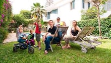 Dans le jardin de leur villa dakaroise. © Youri Lenquette pour J.A.