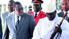 Le président sénégalais accueillant son homologue gambien Yahya Jammeh, le 3 mai 2012 à Dakar. © AFP