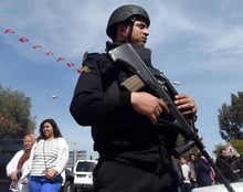 Malgré la peur, des touristes « défient les terroristes » en Tunisie © AFP