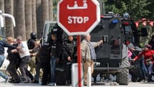 À Tunis, des touristes sont évacués du Musée du Bardo, mercredi 18 mars. © AFP