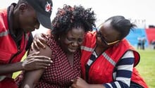 Des membres de la Croix-Rouge aident, le 5 avril 2015 à Nairobi, dans le stade Nyayo. © AFP