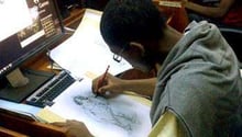 Un graphiste au travail dans la « grotte », les locaux de la jeune entreprise à Yaoundé © Aurion